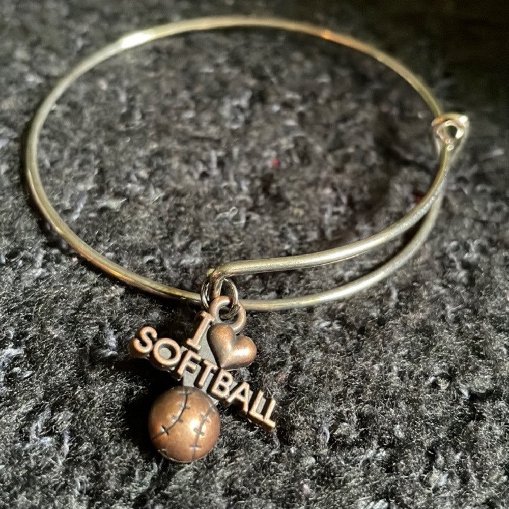 🥎 NWT Boutique “I 💛 Softball” Bracelet